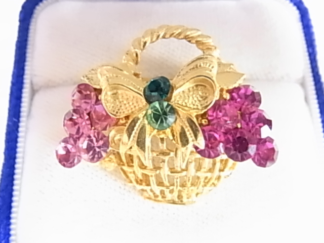 □未使用品 可愛らしい花束モチーフ 4色のカラーラインストーンが輝くビジュー 濃いピンクと薄いピンクとグリーントーンのブローチ拍卖