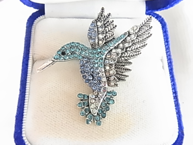 □未使用品 キラキラ輝く寒色系のラインストーンが際立つビジュー 暖色系のストーンも煌く カワセミ ハチドリ bird ブローチ拍卖