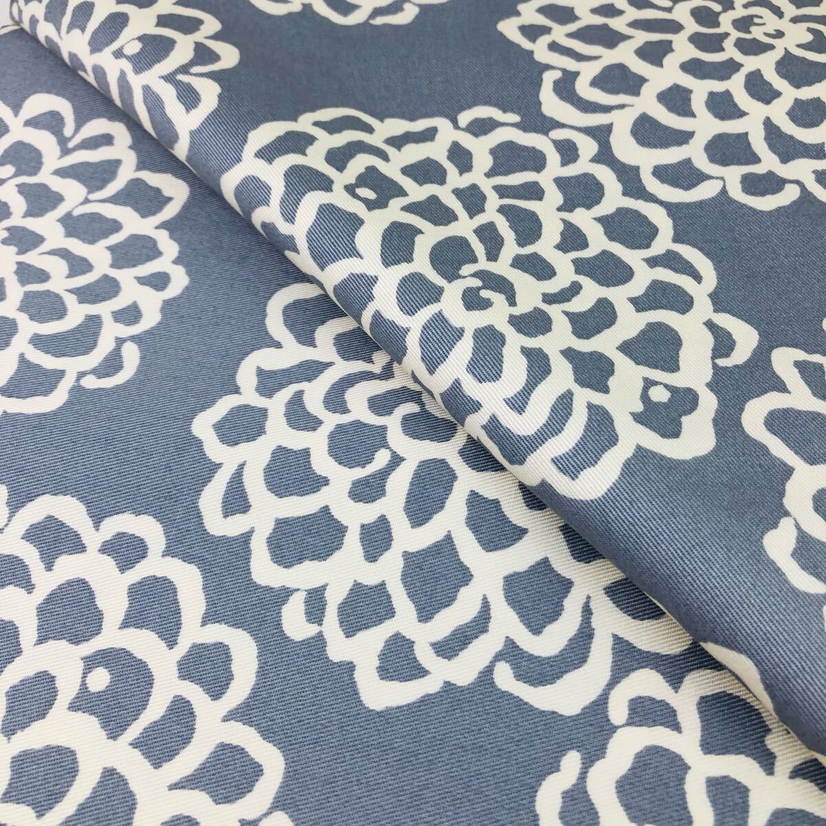 1m ダリア ツイル 生地 コットン 布はぎれ 花柄 グレー ポンポンダリア拍卖