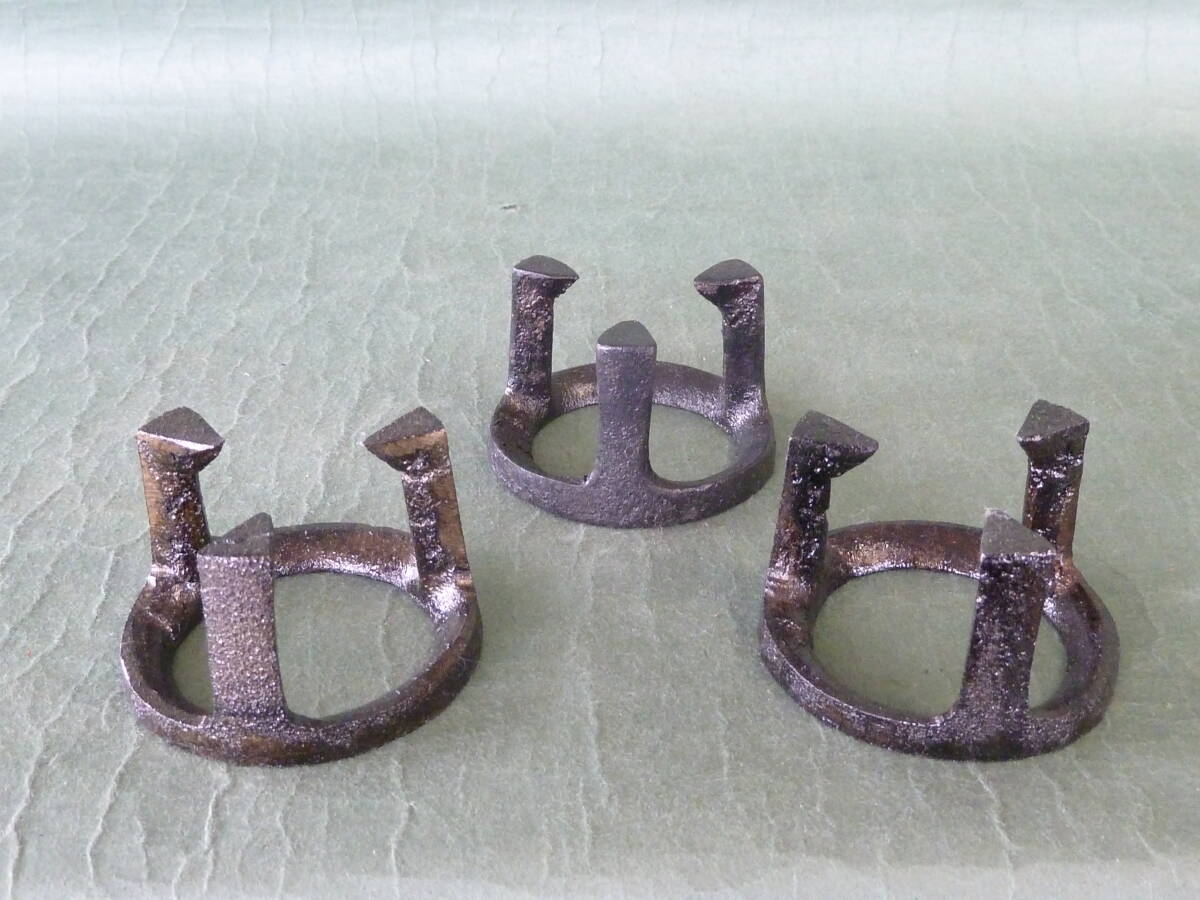 蓋置 五徳蓋置 3個 茶釜、鉄瓶、急須などの蓋置に 寸法は横6cm奥行6cm高さ3.8cm 鉄鋳物製 漆焼き付け仕上 新品拍卖