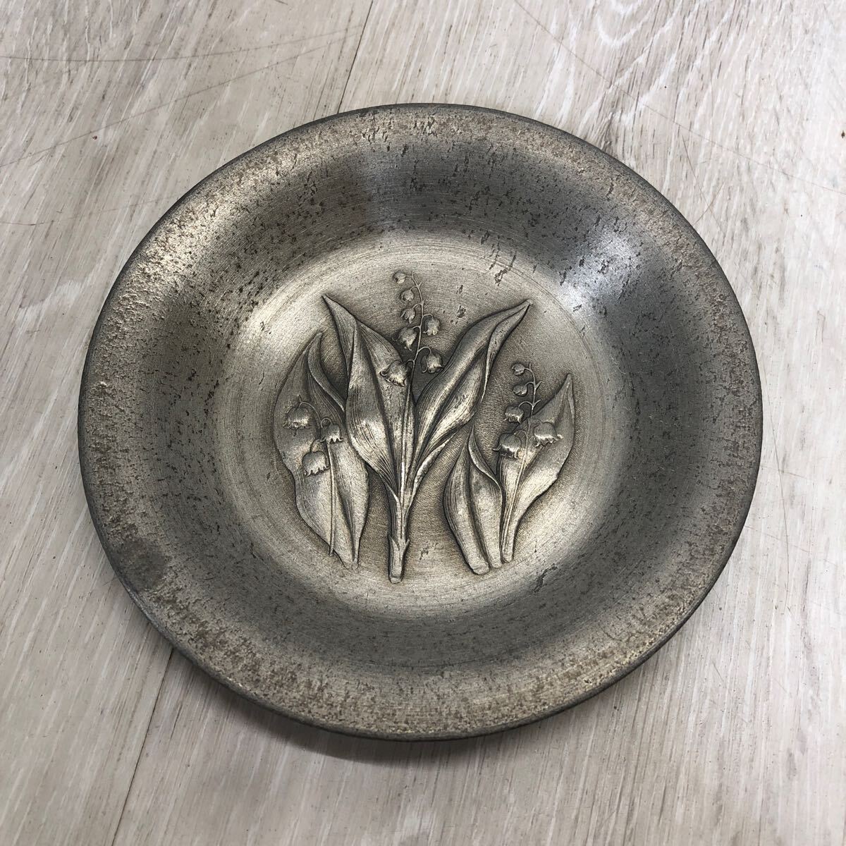 ★1218 すずらん レリーフ 金属製 壁飾り プレート ウォールプレート 飾り皿 壁掛け インテリア マットシルバー拍卖