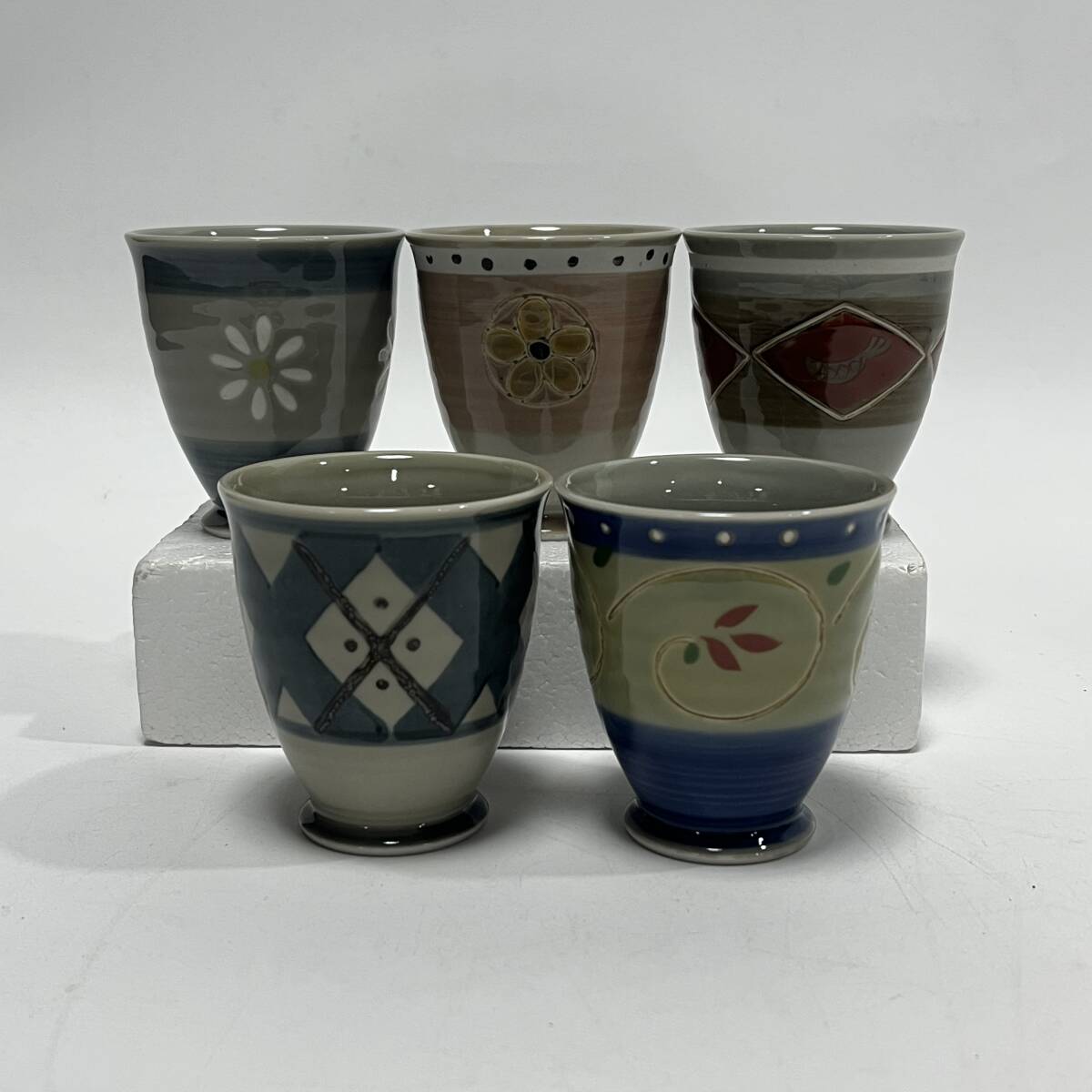 【61974V】未使用 有田焼 岳葉 フリーカップ エスニック 花柄 湯呑 5客 和食器 陶器 箱付 現状品 経年保管品拍卖