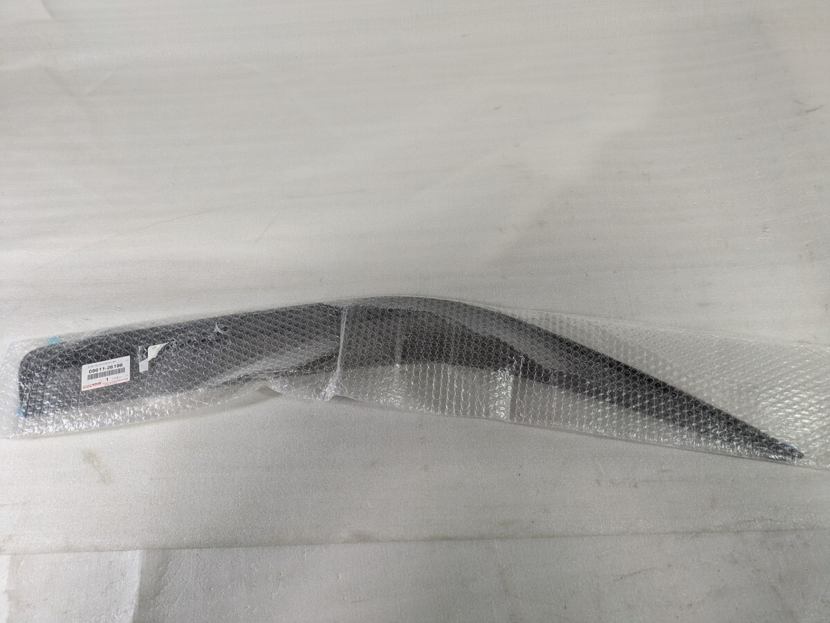 トヨタ純正 未使用品 KDH200V 200系 ハイエース ドアバイザー 右側 08611-26196 棚番G-1087拍卖