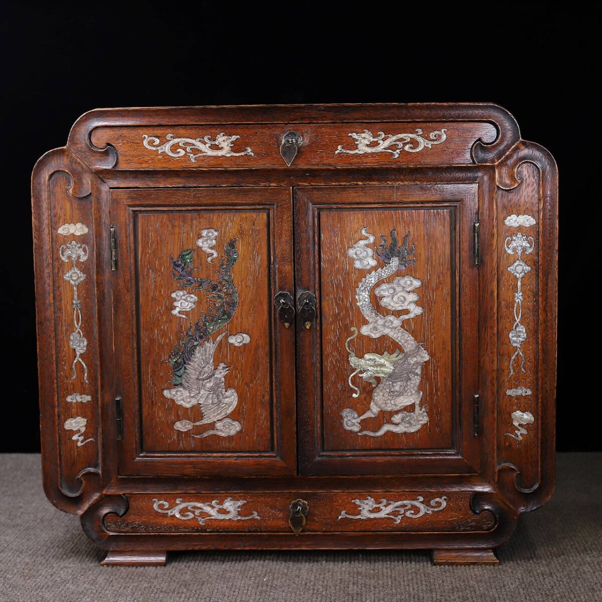 唐物 清 花梨木 モザイク貝殼 龍鳳呈祥 櫃子 木製 極細工 古美術品 時代物 中国古玩 骨董品 D66拍卖