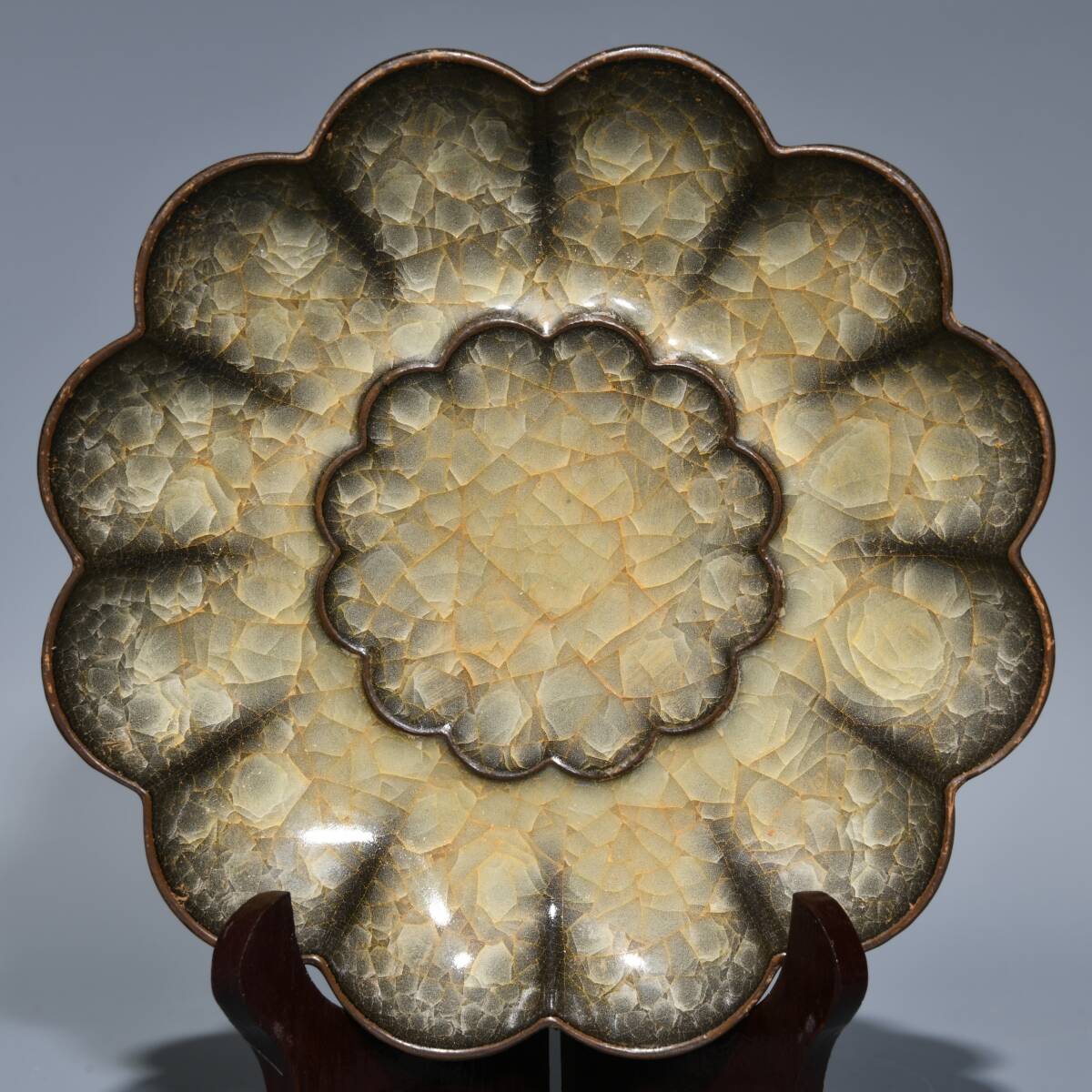 唐物 宋 官瓷 冰裂紋 花口盤 陶芸 古陶磁器 中国磁器 古美術品 時代物 中国古玩 骨董品 D66拍卖