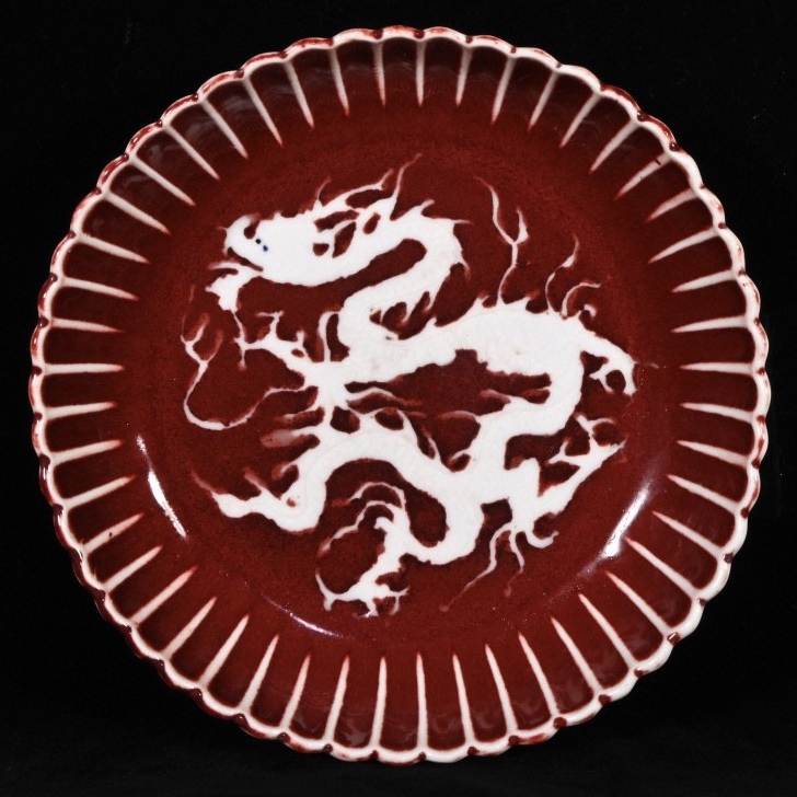 唐物 明代 祭紅釉 留白龍紋 花瓣盤 陶芸 古陶磁器 中国磁器 古美術品 時代物 中国古玩 骨董品 D66拍卖