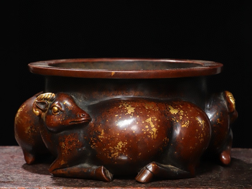 唐物 大明 宣德年製 紫銅 塗真金【三羊開泰】香炉 香道具 銅製品 古美術品 時代物 中国古玩 骨董品 D66拍卖