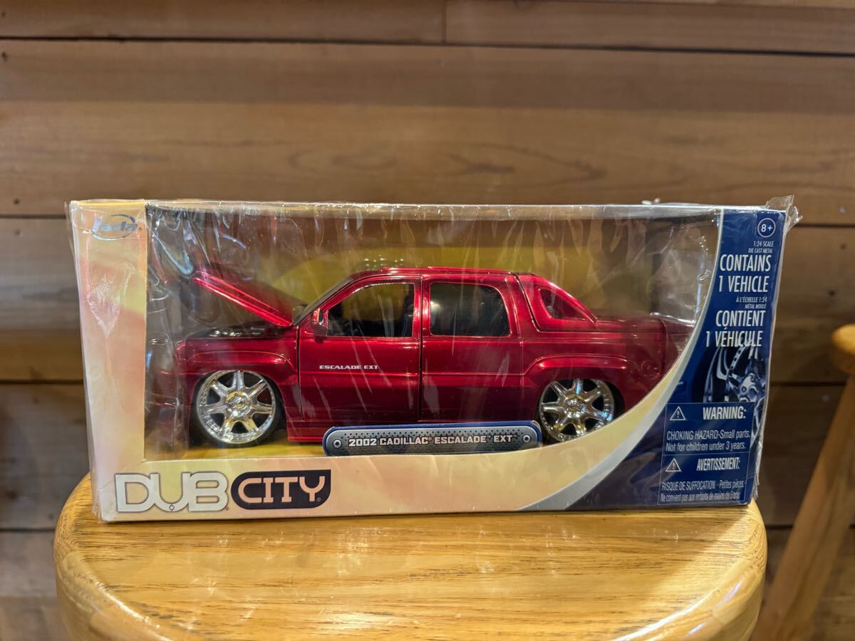 新品未使用 Jadatoys 2002 CADILLAC ESCALADE EXT レッド 1:24 DUBCITY拍卖