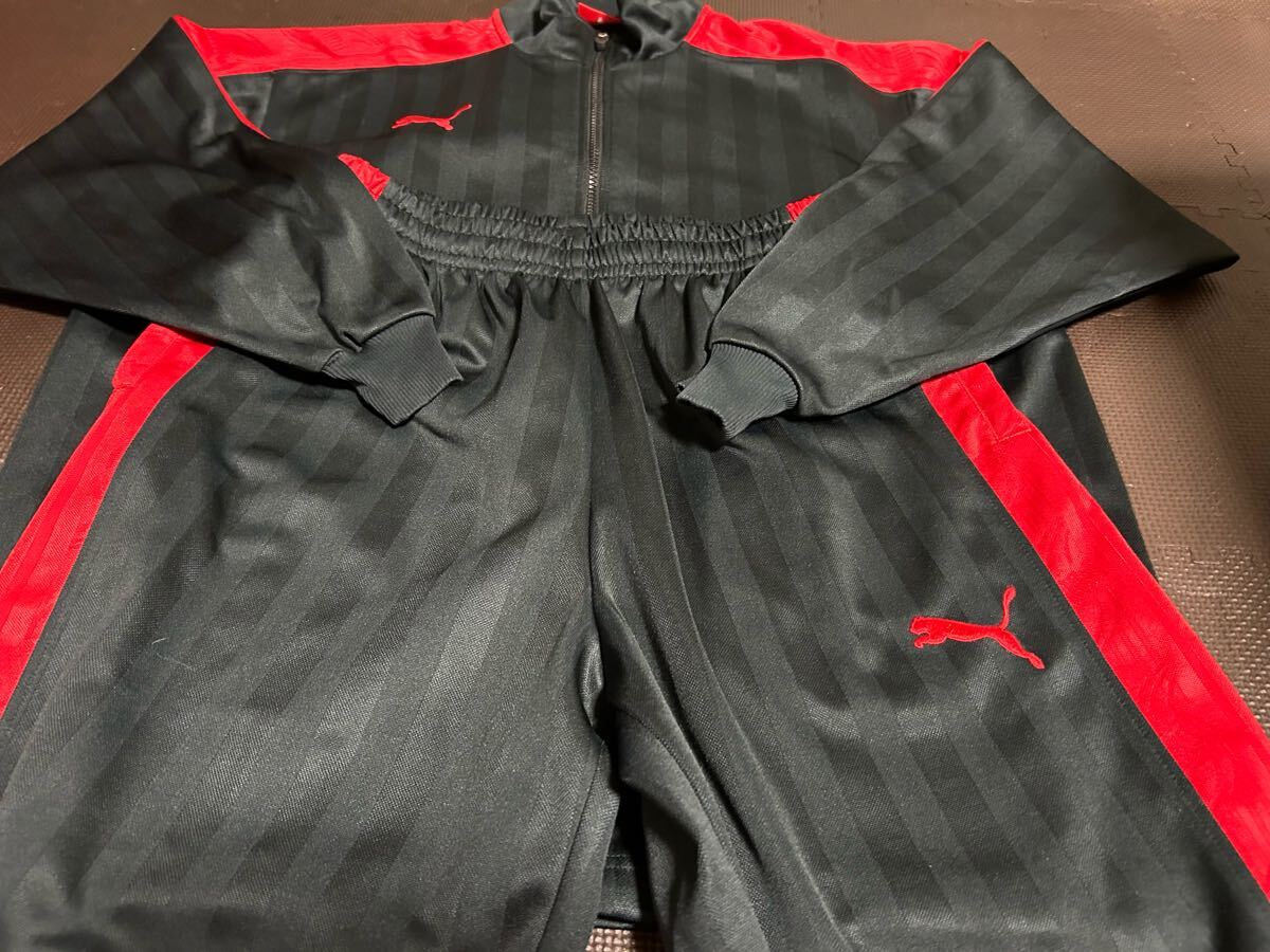 美品PUMA濃いグレーストライプ、ロゴ赤(刺繍)ラインロゴ入りストレッチ上下セット サイズS〜O拍卖