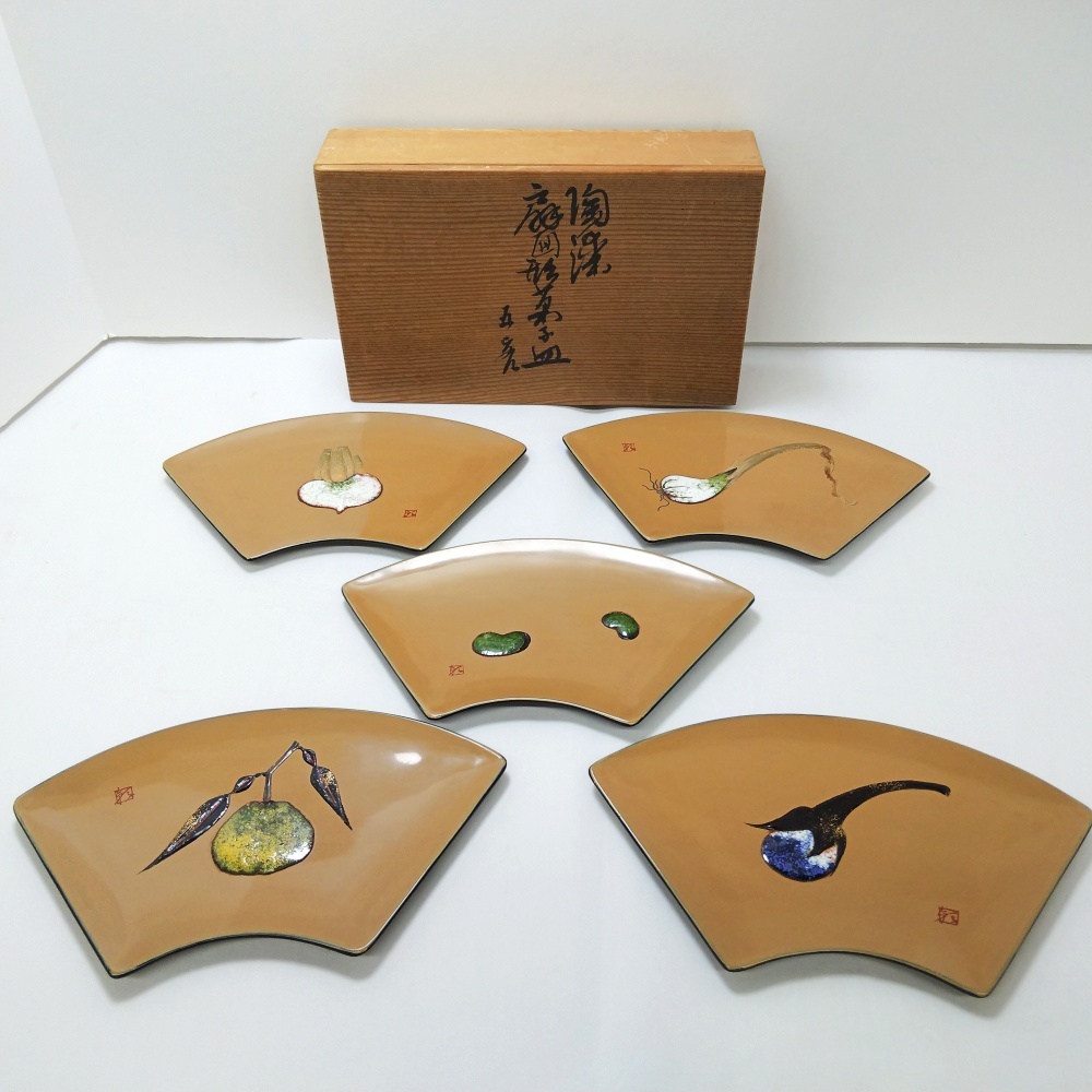 B25-1195 輪島塗 朝光 陶漆 扇面形菓子皿 五客 野菜 金彩 茶道 和菓子 銘々皿 うるし 布袋/共箱付き拍卖