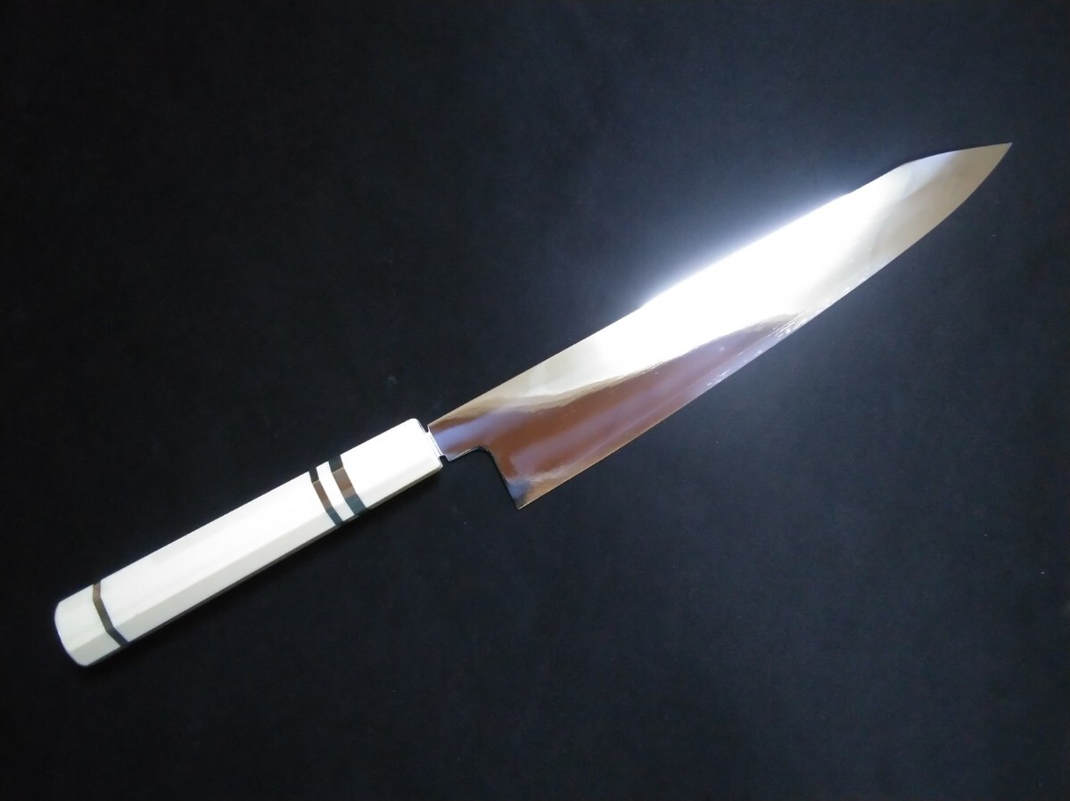 城山刃物製作所(堺業務用刃物メーカー直売)九切付け型和牛刀 ZDP189とSUSの三層鋼 両鏡面 銀巻き柄(白) 拍卖