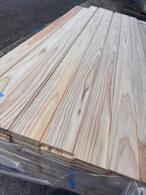 2-210K-135【超目玉・訳ありB品】●幅135●会ウヤ 国産無垢 杉スギ 乾燥材 本実目透 羽目板 無塗装 綺麗な無節上小拍卖