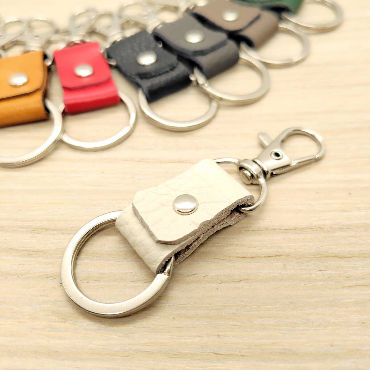 小さい キーホルダー 【オフホワイト】 チャーム 革 チャーム レザー ナスカン拍卖