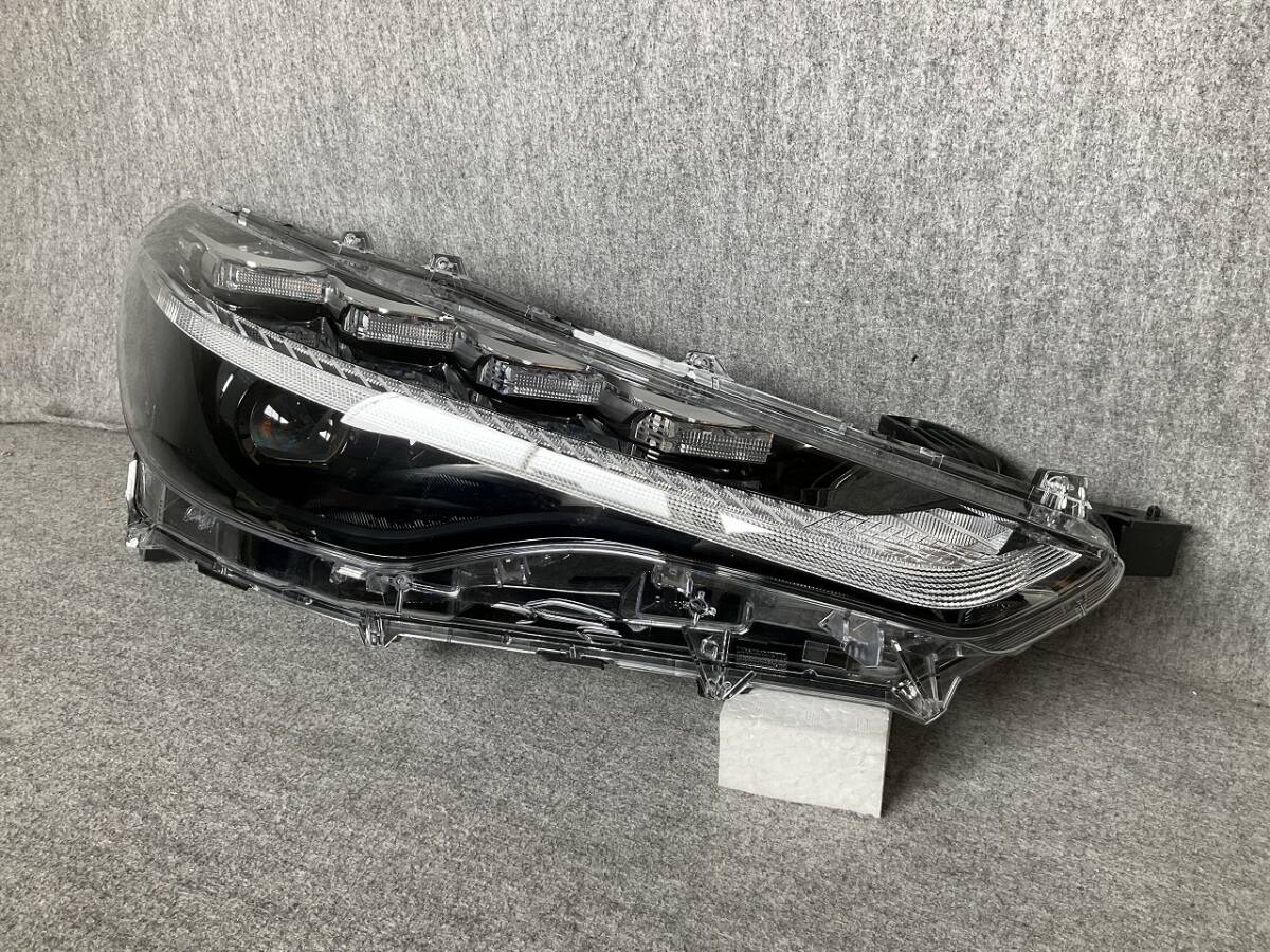 5258-Q4 カローラクロス ZSG10 ZVG11 ヘッドライト LED 右 ジャンク ☆拍卖