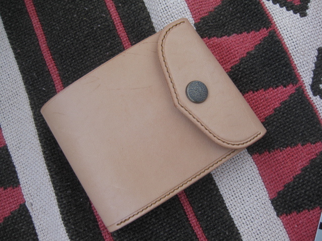 ★牛ヌメ革 ショルダーレザー 3つ折りショートウォレット 生成り ナチュラル★ 財布 総手縫い ハンドメイド拍卖
