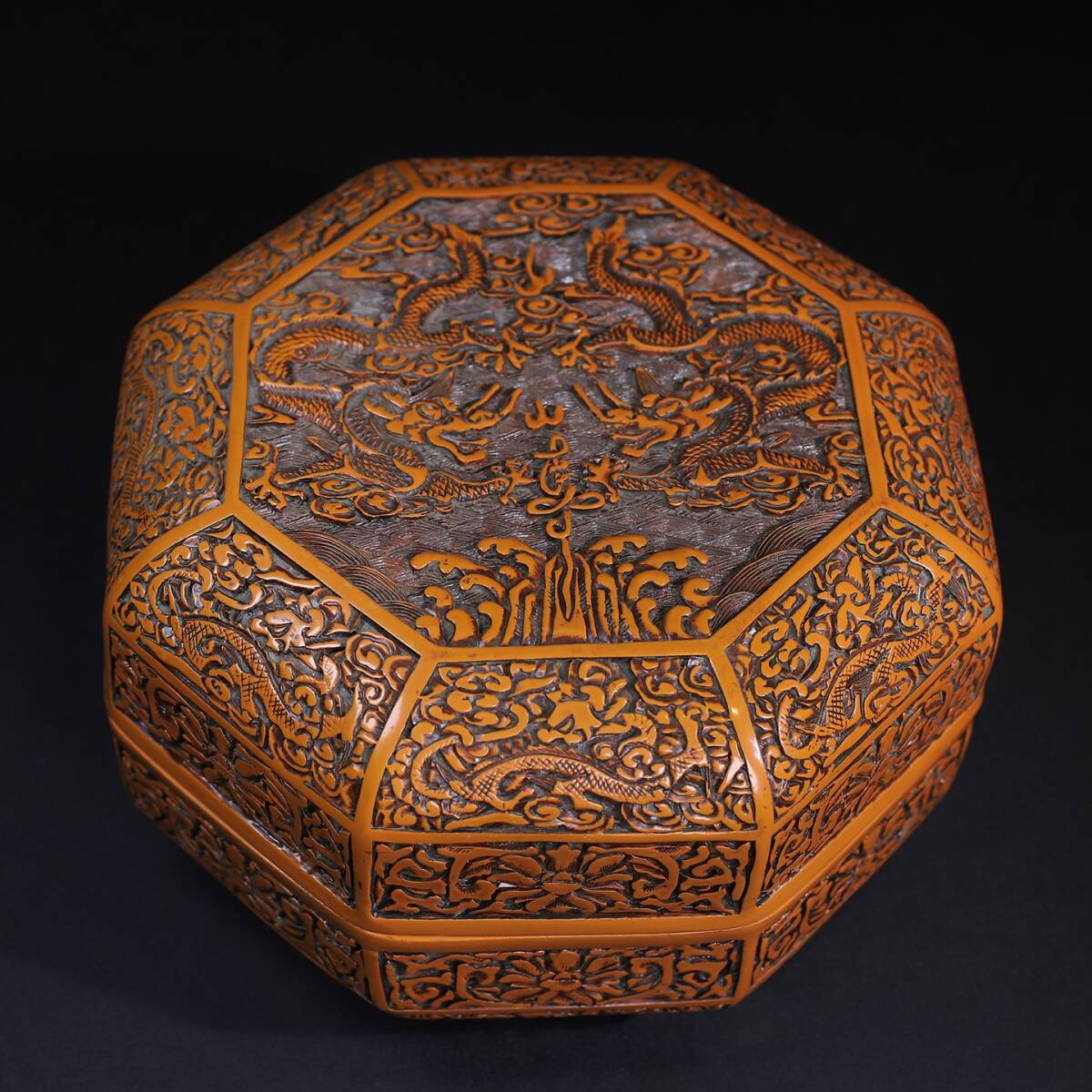 *珍品旧蔵* 清 乾隆年製 剔黄漆器 雙龍戲珠圖 八角手捧盒 極細工 唐物 中国古玩 骨董品 古美味 H46拍卖