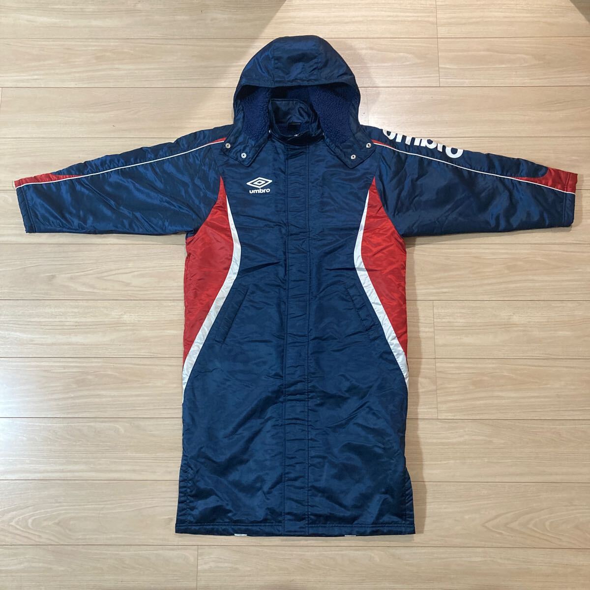 umbro アンブロ ベンチコート ジャンパー サイズ160 ネイビー 赤 裏ボア サッカー フットサル拍卖