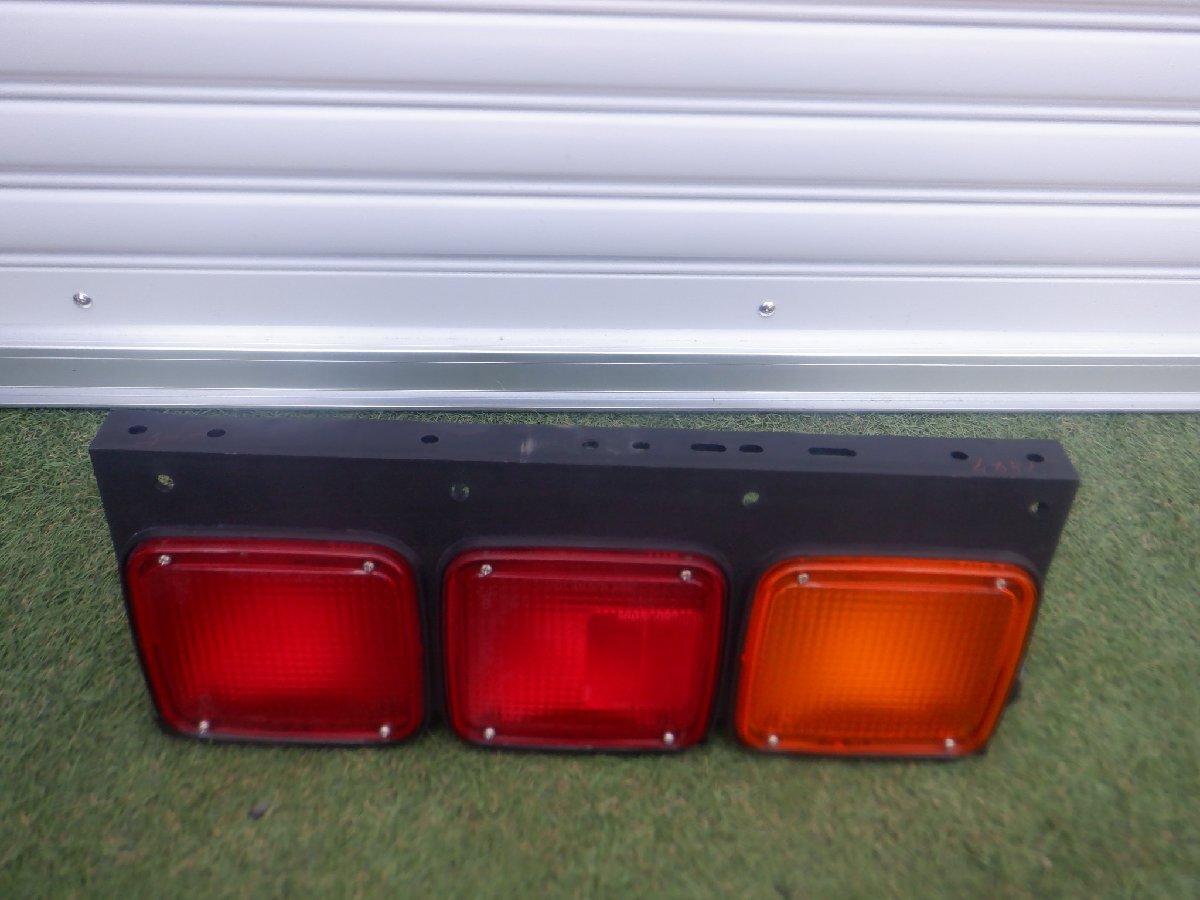 新車外し 純正 日野 プロフィア レンジャー いすゞ ギガ 大型 3連 テールランプ テールライト 24V 220-11951 右側 運転席 m-25-6-341拍卖