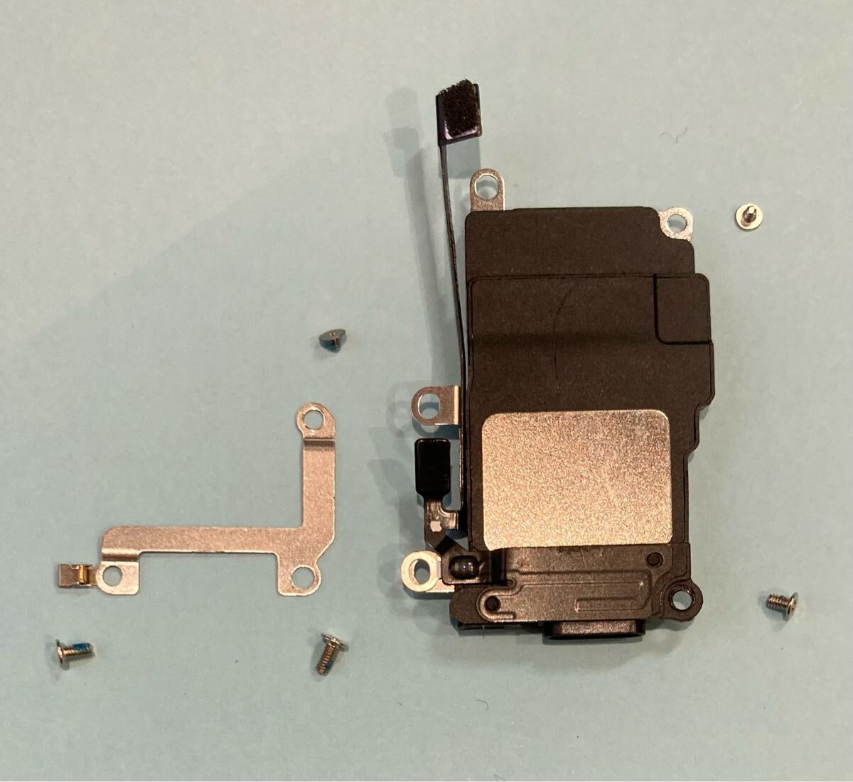 iPhoneSE2ラウドスピーカー アンテナケーブルと止め金具、ネジつき 純正取り外し品拍卖