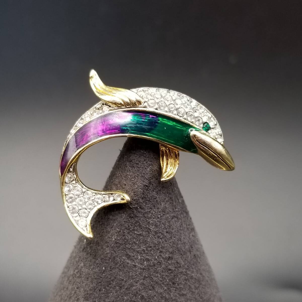 飛び跳ねるイルカ ヴィンテージ ブローチ グリーンパープル 艶感 ラインストーン パヴェ 上品 コスチュームジュエリー Y22-O拍卖