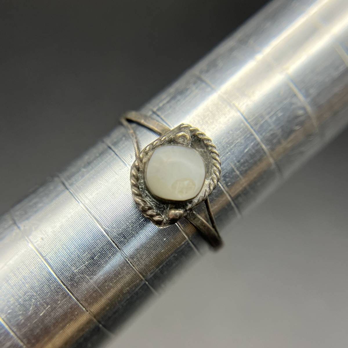 マザーオブパール ケーブルリム 925 シルバー ヴィンテージ リング 銀 指輪レトロ ホワイト系 サウスウェスタンジュエリー 7Y-D②拍卖