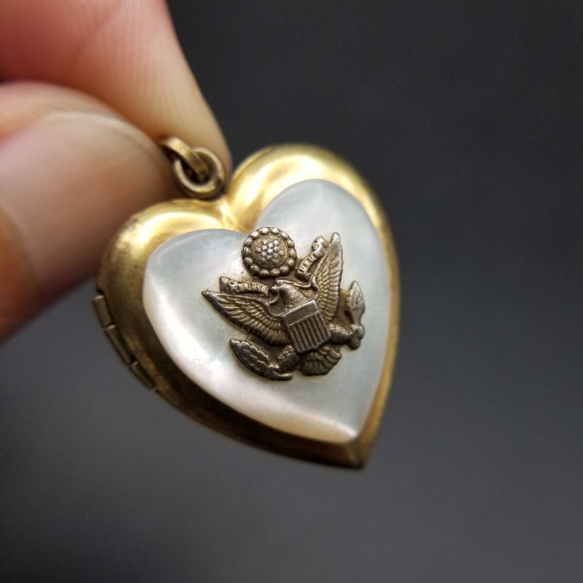 WWII期 ヴィンテージ スウィートハートジュエリー アメリカ国章 白頭鷲 ロケット チャーム マザーオブパール 金張り 大ぶり Y23-J拍卖