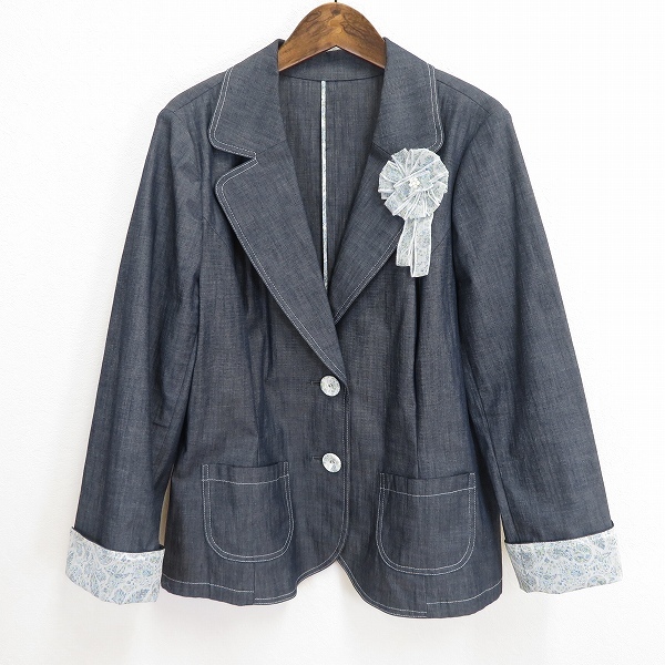 #a レリアン Leilian ジャケット 15+ 紺系 デニム調 花柄 コサージュ付き 綿 コットン ストレッチ 15号 大きいサイズ 日本製 873508 k01拍卖
