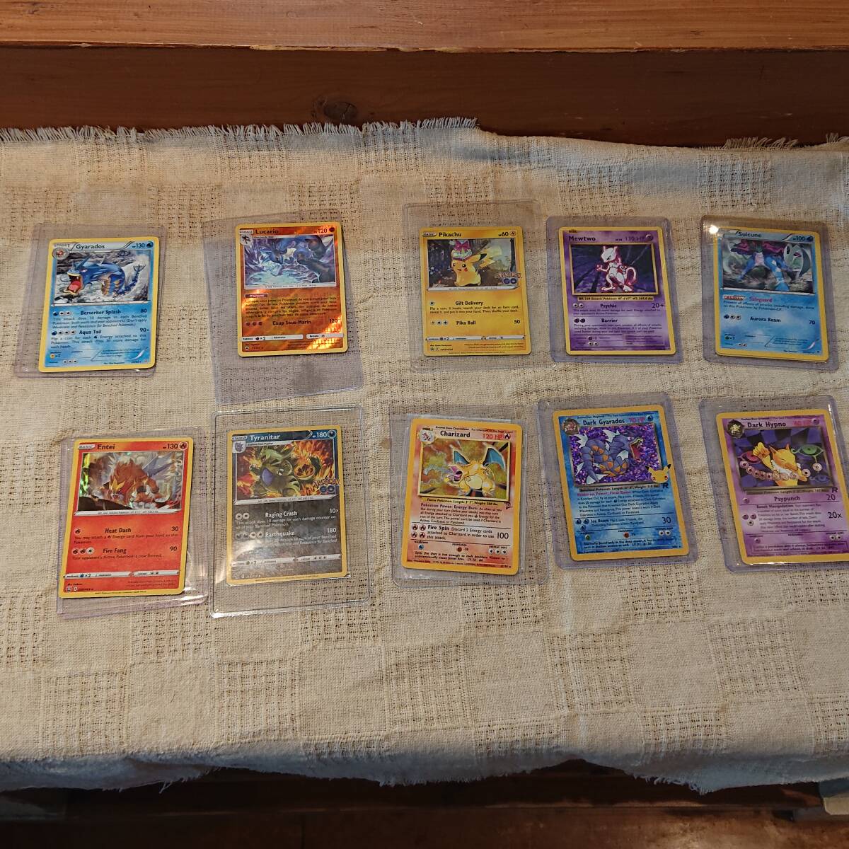 海外 英語版 ポケモンカード ポケカ まとめて10枚 リザードン エンテイ ピカチュウ ミュウツー スイクン ギャラドス バンギラス拍卖