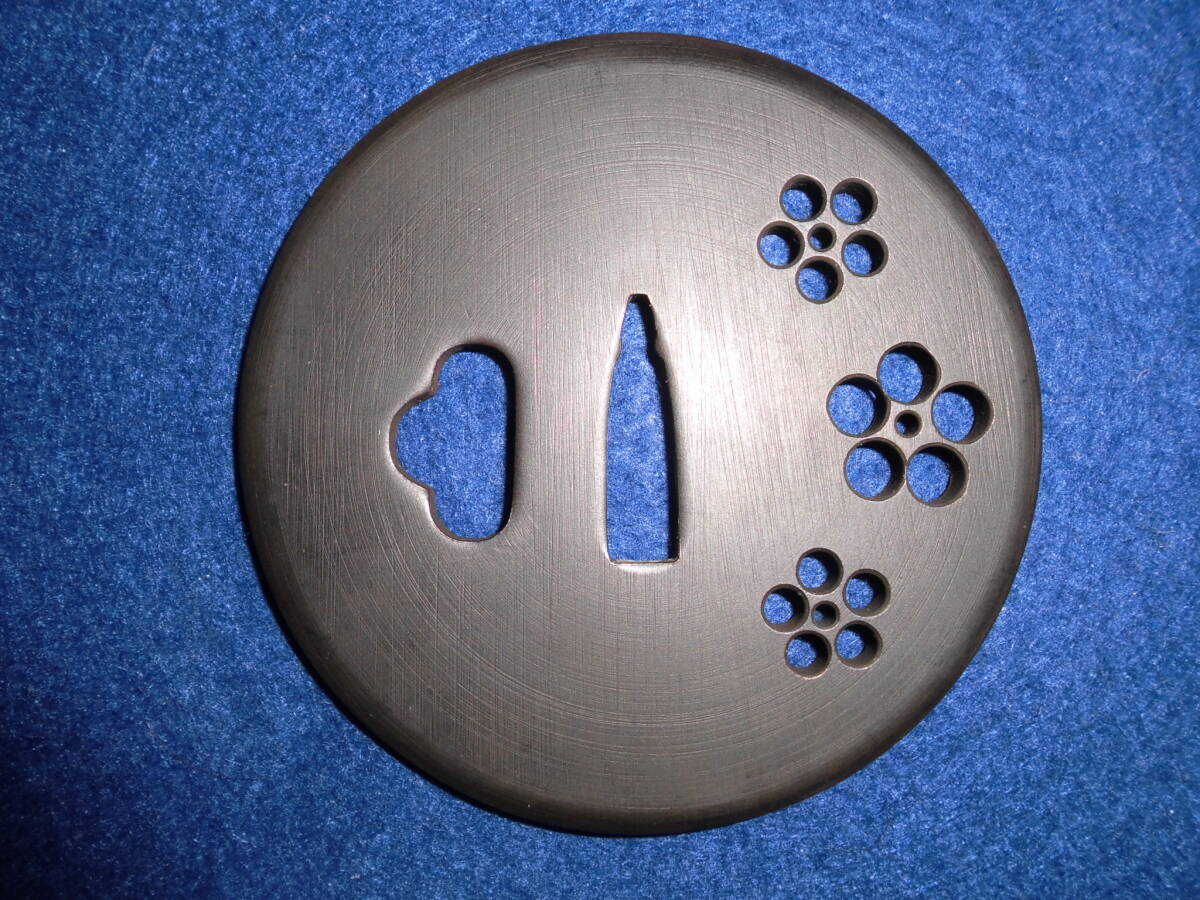 鉄鍔 『時雨鑢・三ッ梅鉢紋の図透かし』 (現代物) 刀装具・刀剣・鍔・鞘・縁頭・目貫・小柄・笄・脇差・拵・武具拍卖