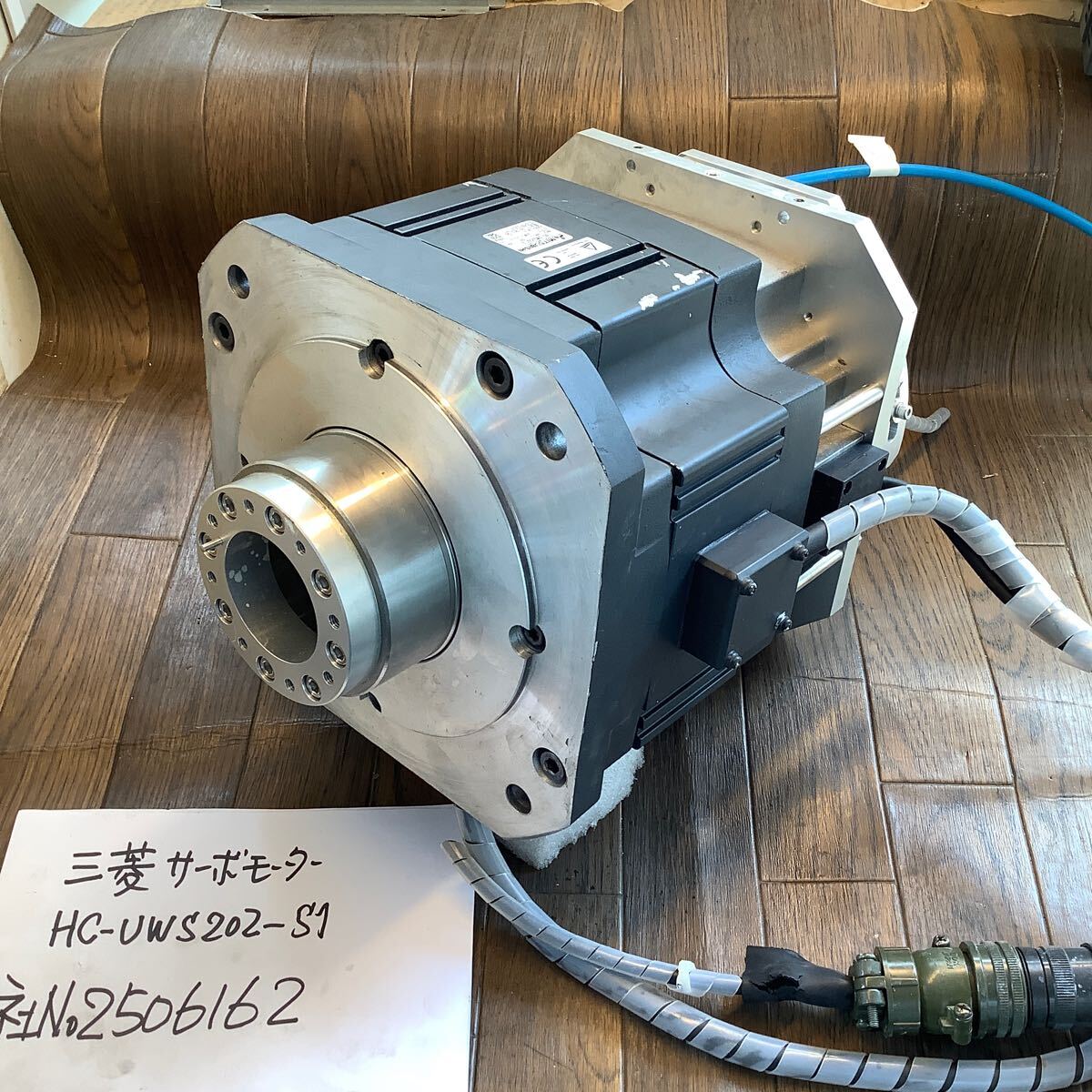【三菱特殊サーボモータ】HC−UWS202ーS1中古品現状渡し品です当商品半導体ウエハー感光剤マット高速高性能動作モーター外し品(冷却板)付き拍卖