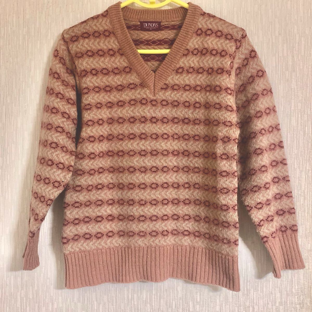 幾何学ボーダー くすみピンク Vネック長袖ニット アクリルウール 長袖セーター 赤 ニットセーター Vネックセーター拍卖