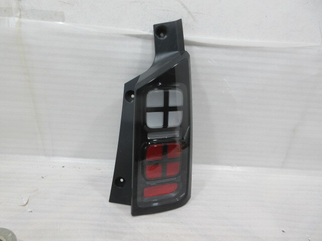 良品 ホンダ フリード GT1/GT3 純正 右 テールランプ拍卖