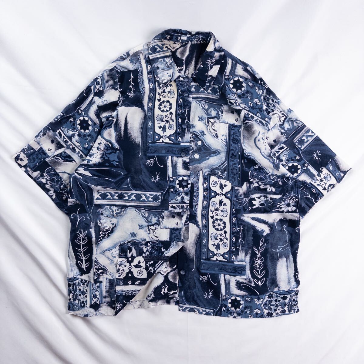 Euro Vintage 80s Unknown レーヨン アート 幾何学模様 花 リーフ 装飾 オーナメント ネイビー 紺 スリット 短丈 ショート丈 総柄シャツ拍卖