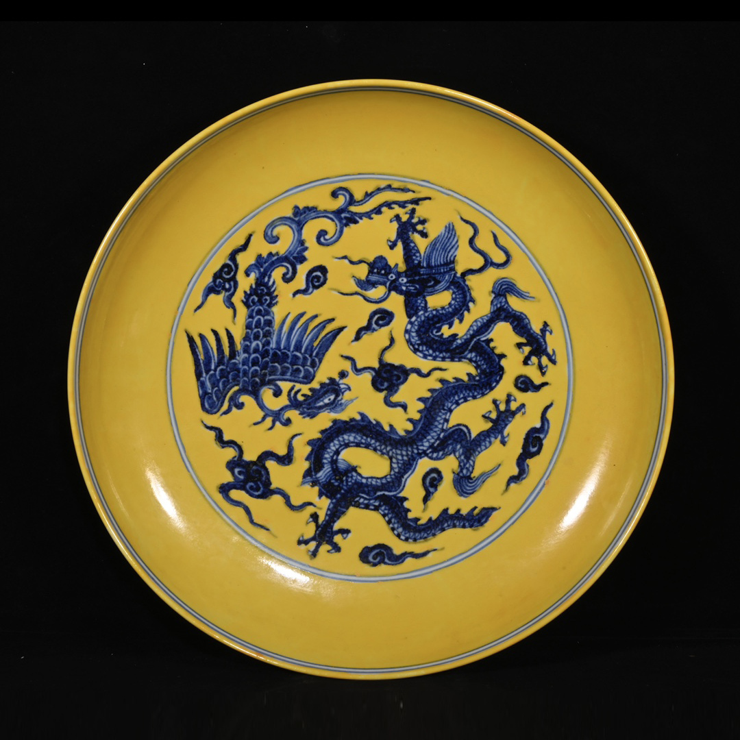TM6#1416【3.1】中国骨董 人間国宝 磁器【中国磁器旧蔵大明宣徳年製黄釉青花龍鳳紋賞盤】工芸品 施釉陶 青花磁 陶芸 精美彫 置物 收藏品 拍卖