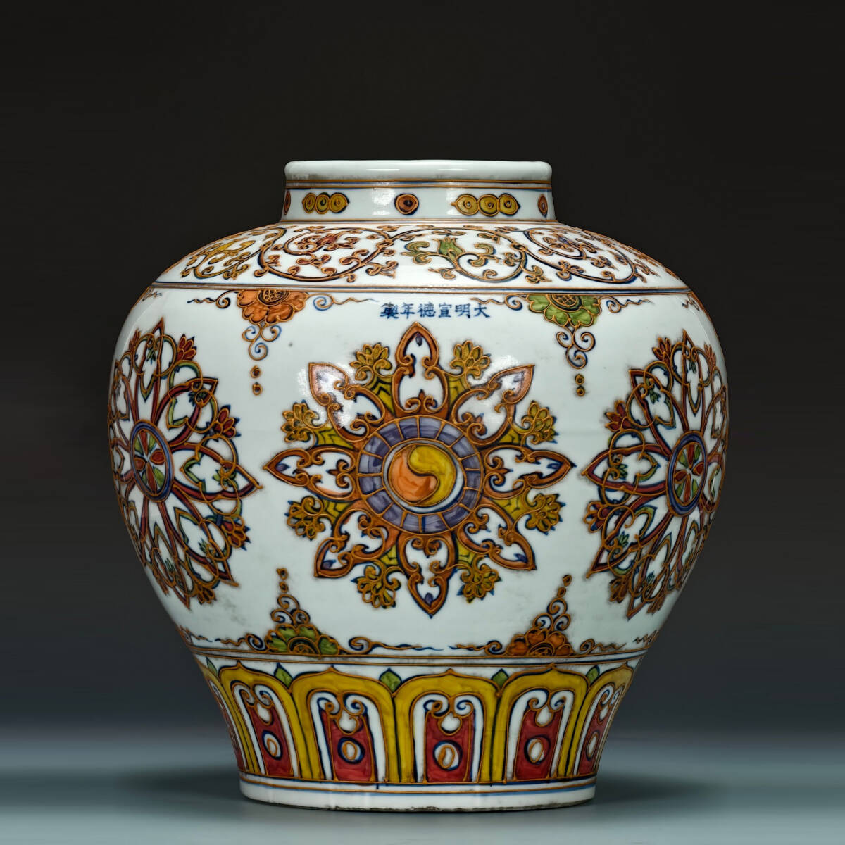 TM6#3015【3.1】中国骨董 人間国宝 磁器【【大明宣徳制】アレバ満絵番蓮紋缶です】工芸品 施釉陶 青花磁 陶芸 精美彫 置物 收藏品 拍卖