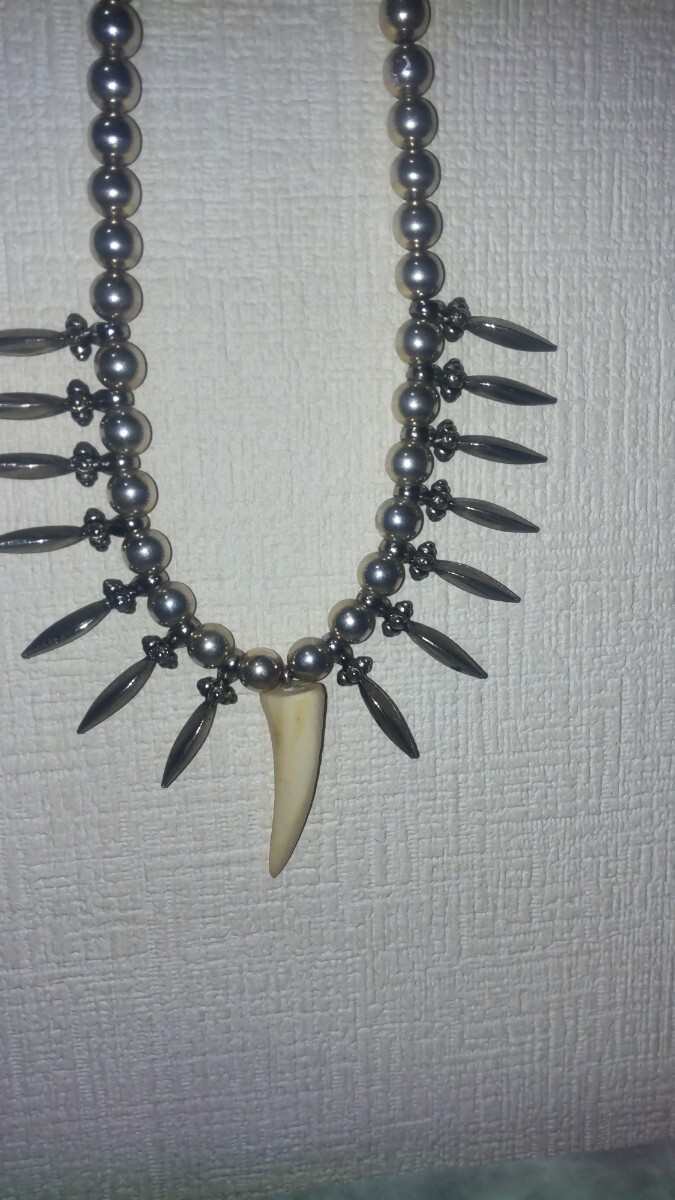 派手めシルバー革ヒモネックレス拍卖