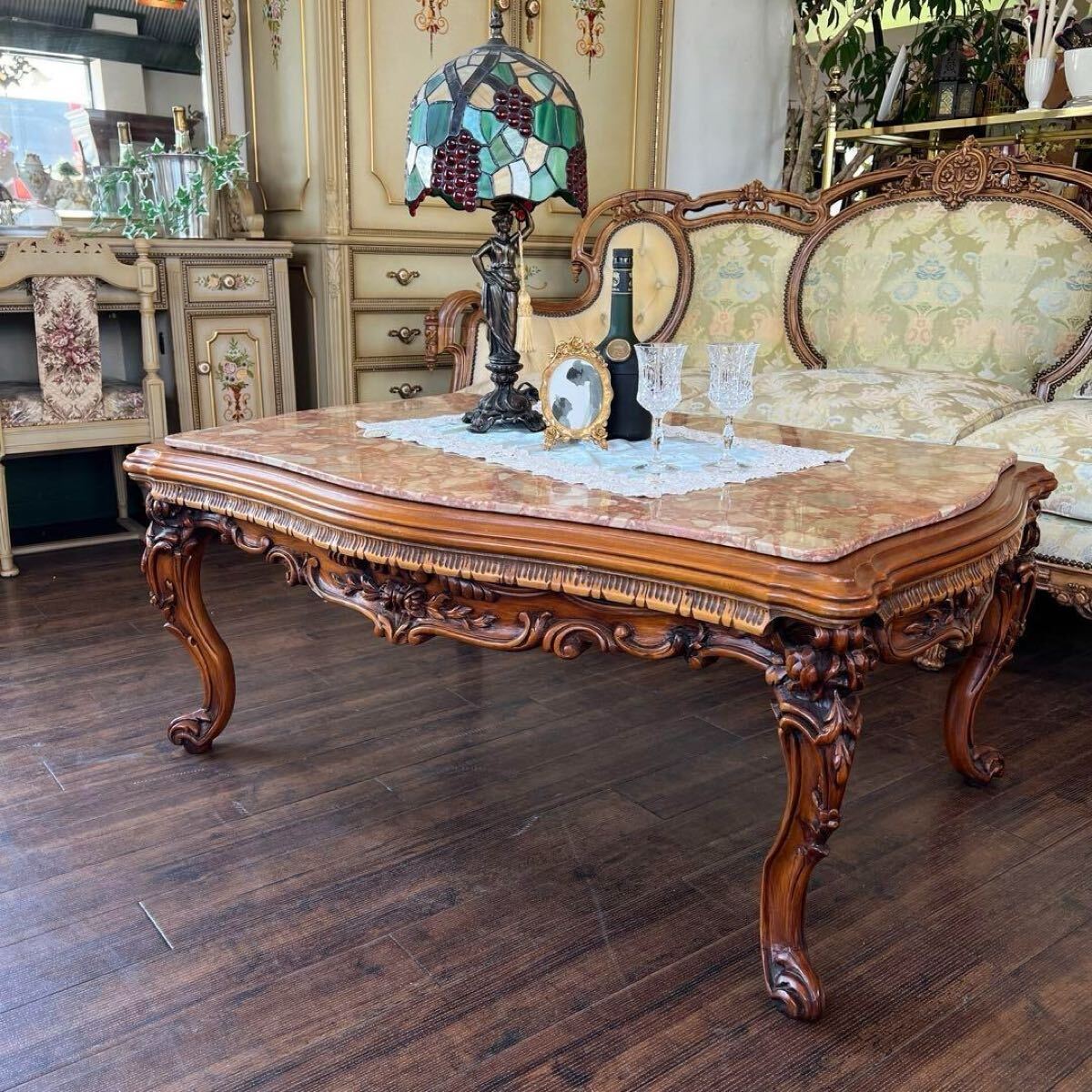 k489 イタリア製 見事なまでの彫刻装飾が施されたクラシカルなセンターテーブル 重厚感のある大理石の天板がエレガントな逸品 補修跡あり拍卖
