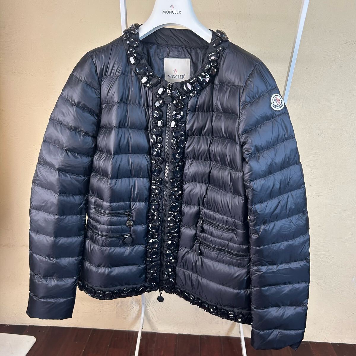 【本物】【超レア】 【極美品】MONCLER モンクレールダウンジャケットVALUE 宝石ビジュー黒ブルゾン3拍卖