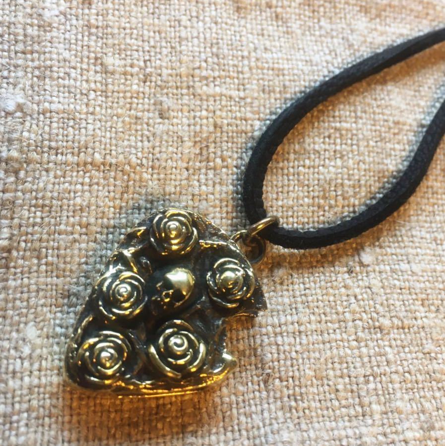 真鍮製 ピックケース ペンダントトップ ロック ギター Brass ドクロ 髑髏 スカル 薔薇 バラ バイカーズ レザークラフト ウォレットチェーン拍卖