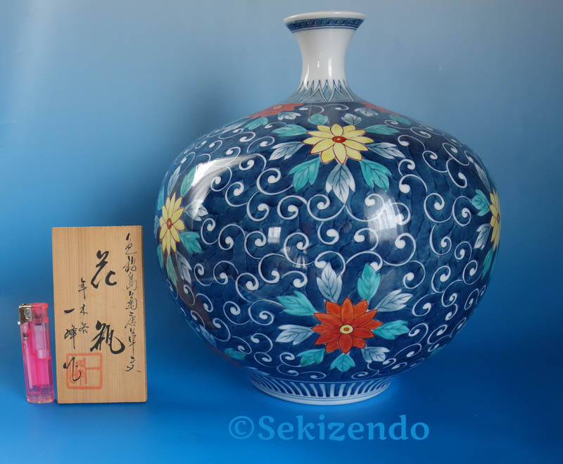 有田焼 鍋島藩窯様式 色鍋島 菊唐草文 一峰窯 江上峰弥 草花文 花瓶 花器 大壷 飾壷 共箱 年木谷一峰 草花更紗紋 高さ30cm拍卖