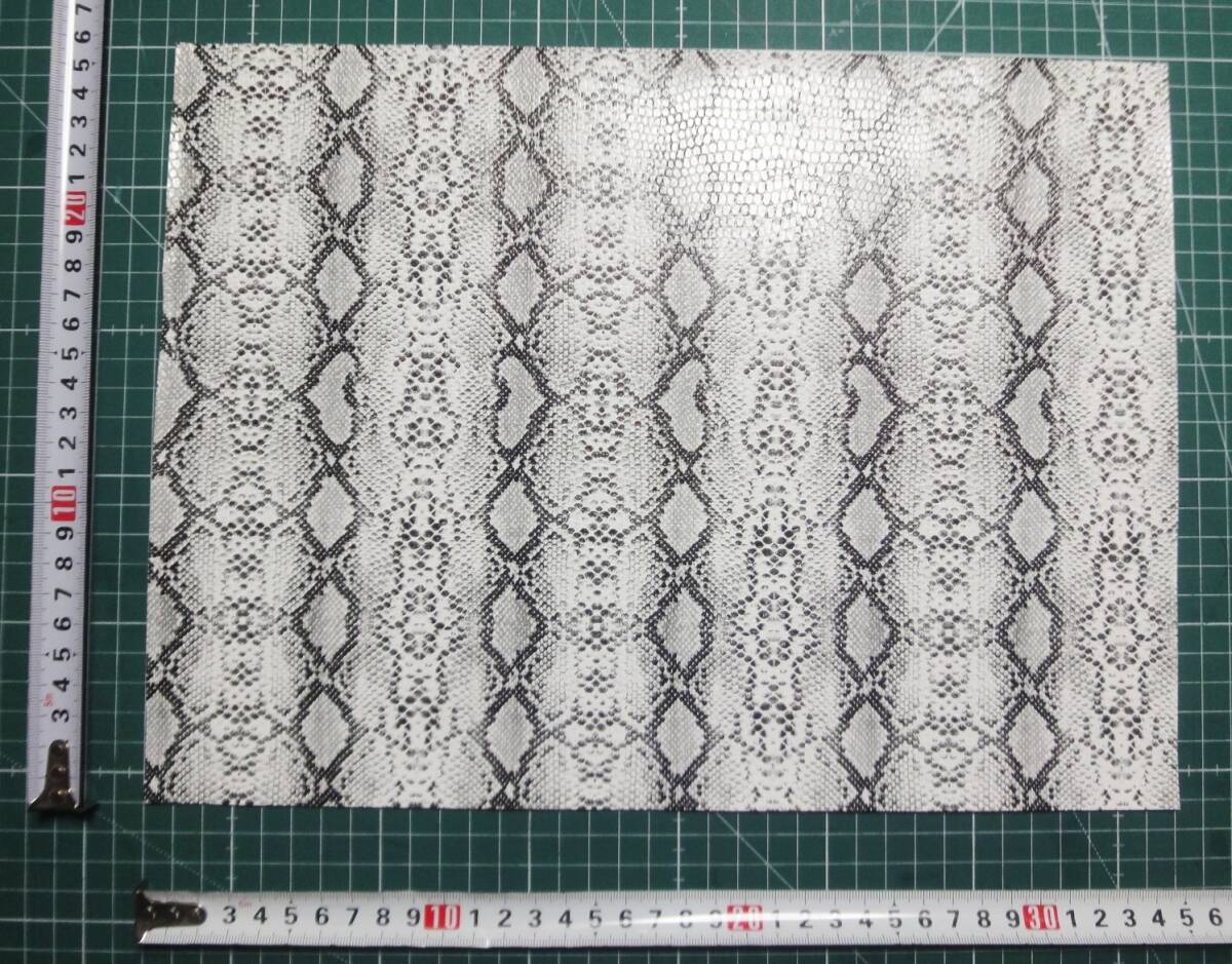 新品 合成皮革 合皮 はぎれ パイソン 蛇 B ホワイト 34㎝×25㎝ 合皮生地 フェイクレザー 手芸用 生地 ハンドメイド DIY カスタム ハギレ拍卖