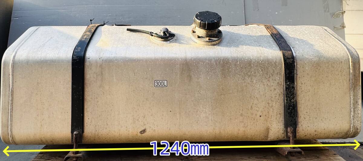 16130N 大型 中型 トラック 用 宝栄工業 C300 アルミ 製 軽油 燃料 タンク W650×H430×L1240 300L ステー付き拍卖