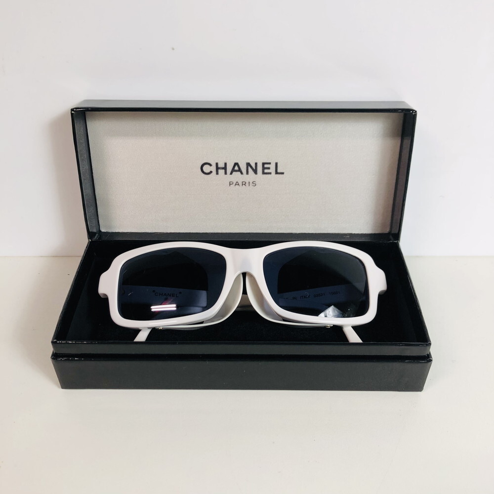 ICH【中古美品】極美品 希少 CHANEL シャネル サイドカバー付き ホワイト サングラス ココマーク 03521 細身〈203-250609-AA-02-ICH〉拍卖