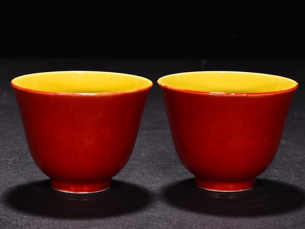 TB158■中国古玩 唐物 明成化紅釉刻龍紋内黄釉杯一対 時代物 極上品■高さ5cm・直径6.8cm■拍卖