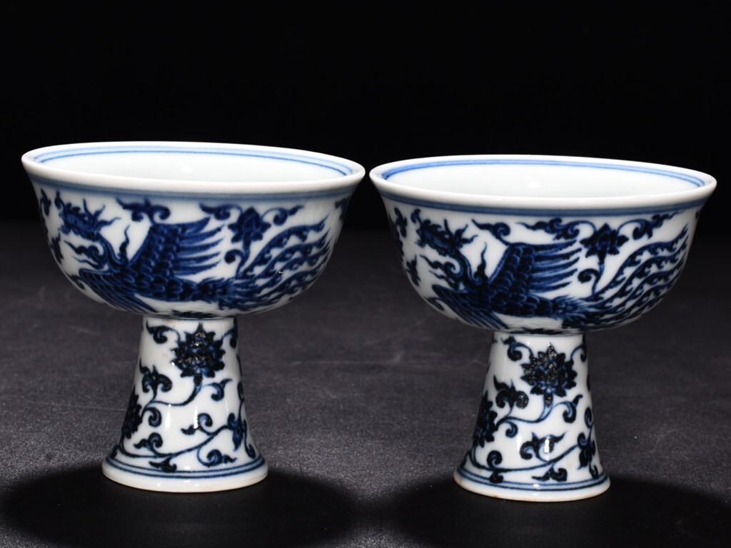 TB220■中国古玩 唐物 明宣徳 青花鳳凰紋高足杯一対 時代物 極上品■高さ8.3cm・直径9.1cm■拍卖