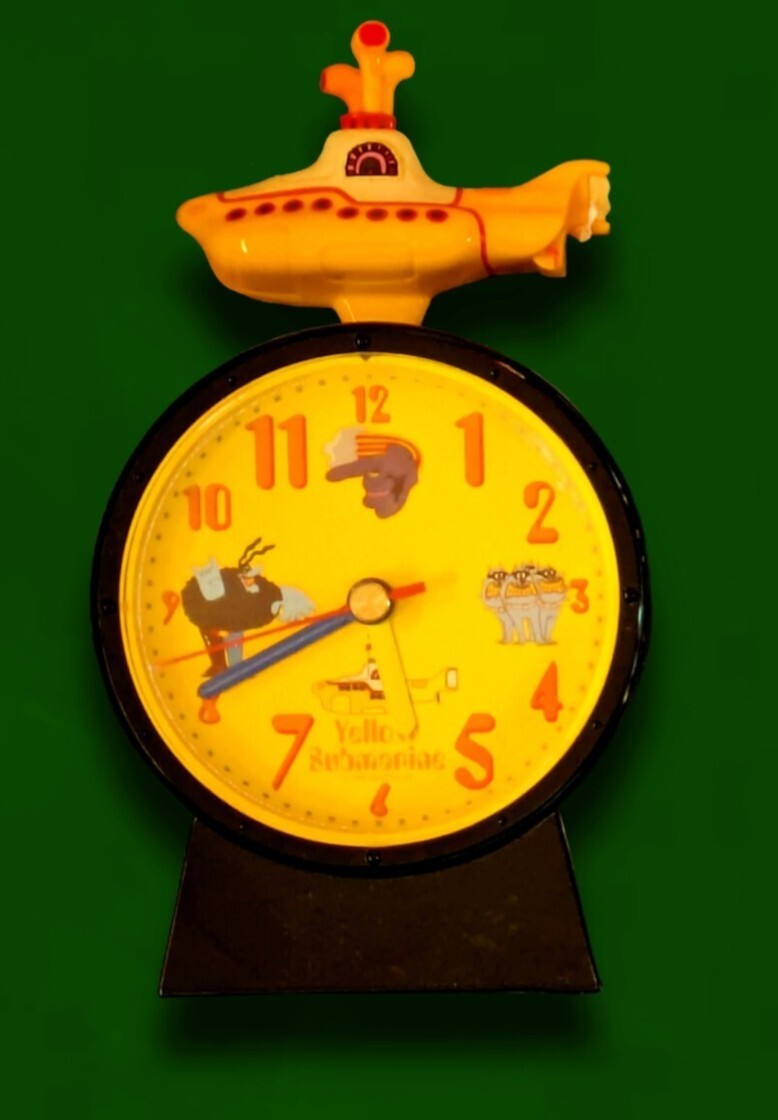 ■THE BEATLES YELLOW SUBMARINE CLOCK ■1999 Subafilms Ltd. A Yellow Submarine Trademark Product. 拍卖
