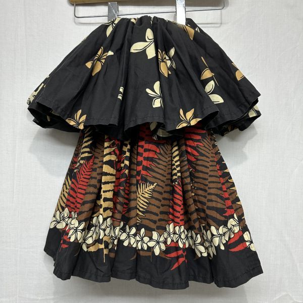 フラ ダンス 衣装 黒 ブラック プルメリア 柄 パウ スカート ダブル ハワイアン フレア アロハ 2本ゴム 総丈53cm b21793拍卖
