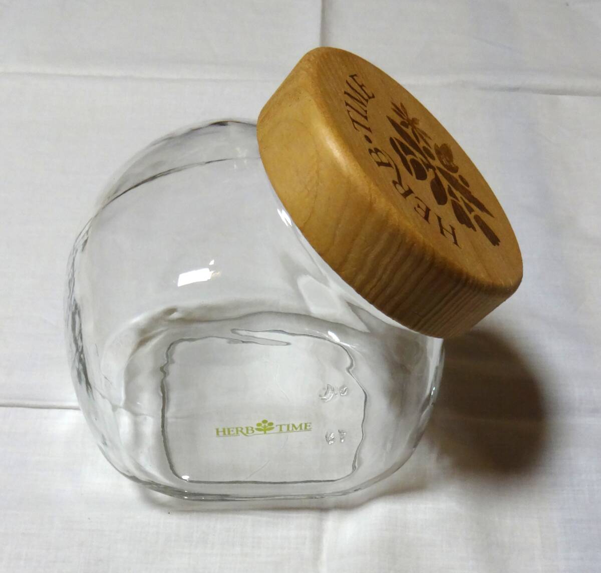 蓋にHERB TIMEと書かれた硝子製保存容器(茶葉・スティック砂糖・飴などの保存に)拍卖