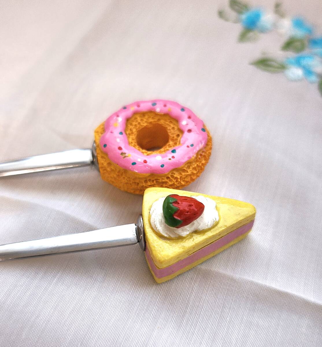 ★中古激安★イチゴクリーム付ドーナツ&イチゴケーキがついた小さくて可愛いスプーン2本♪スイーツ♪洋菓子♪拍卖