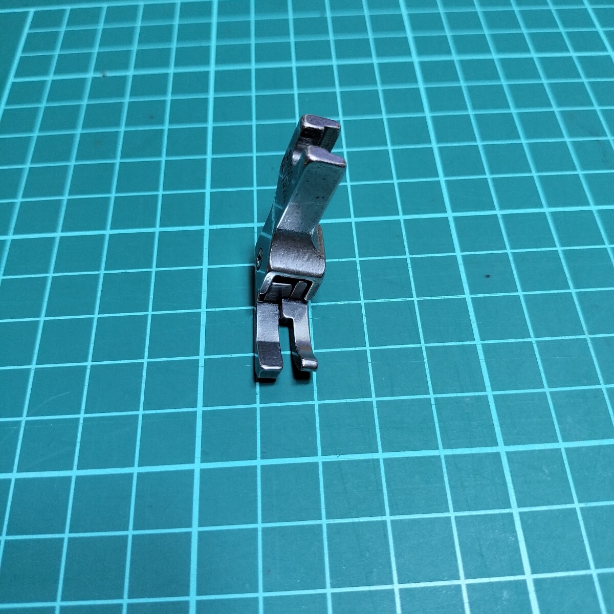 左段付押え金・仕上り1~1.5mm・新品・ミシン部品・・・(No56253)拍卖